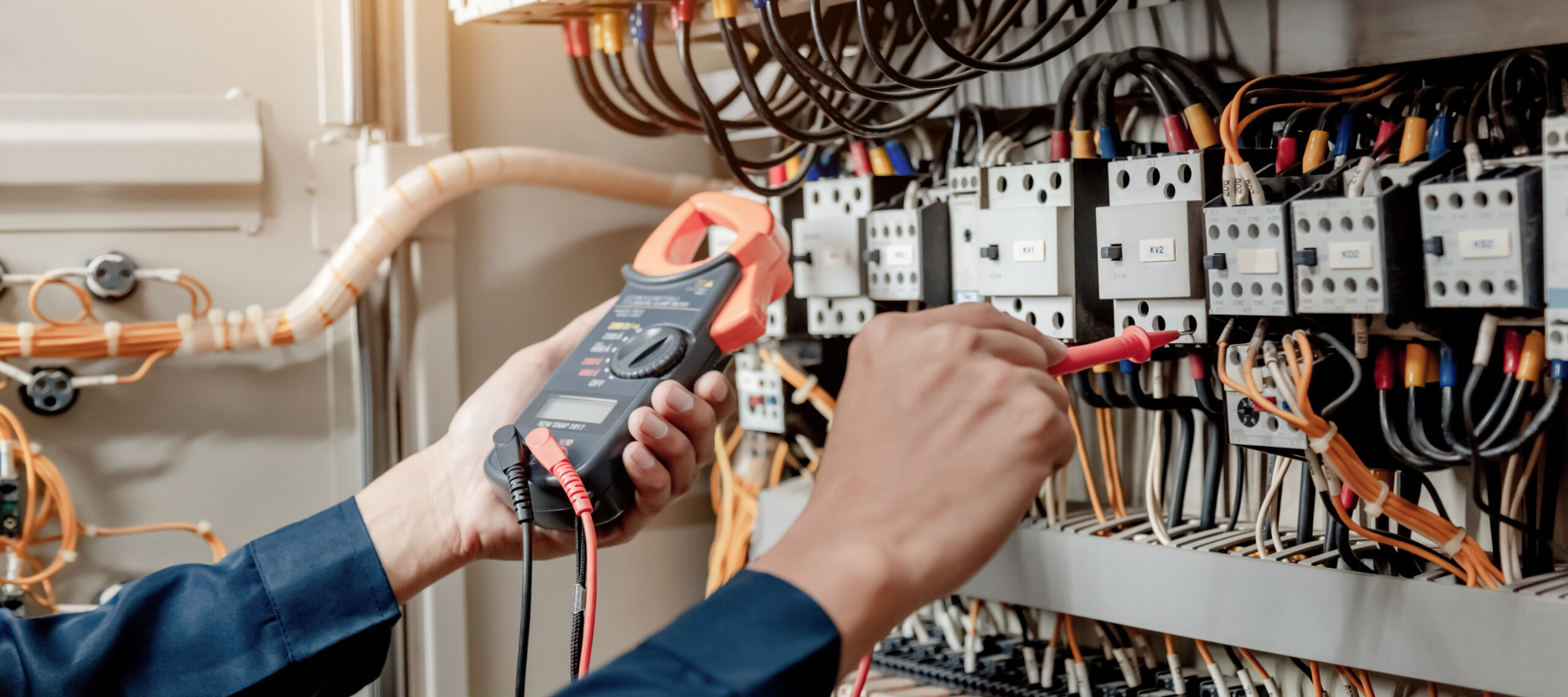 Ein Elektriker testet mit einem Multimeter die elektrische Installation